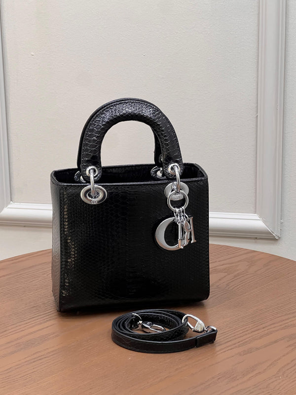 حقيبة ليدي ديور